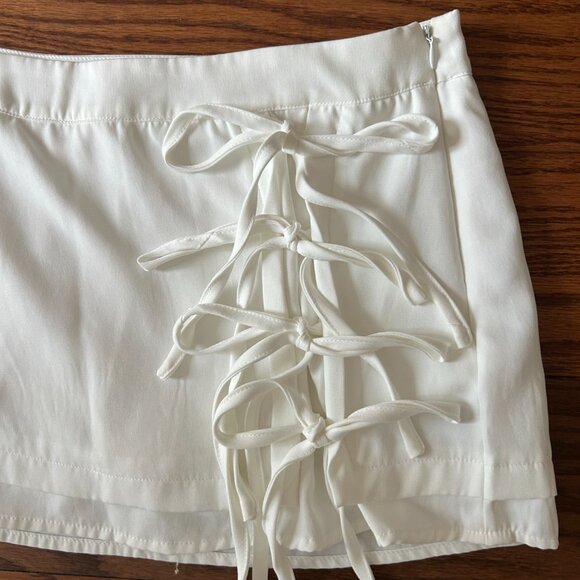 White Rayon Bow Tie Front Mini Skirt Skort Size XS Built in Shorts - Picture 3 of 7